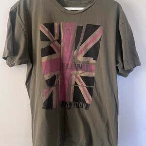 Ben Sherman Men's Khaki and Green T-shirt